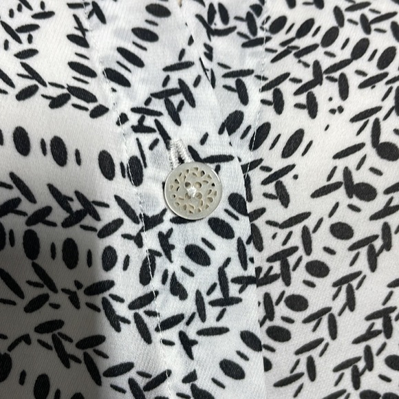 Cabi Black White Print Split Back Button Down Blouse size M - Picture 5 of 9